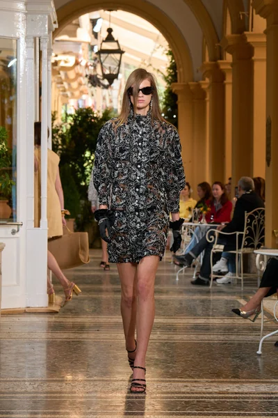 Look 25